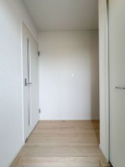明るい玄関はリビングとの動線も良いです。