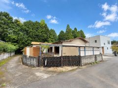静かな住宅街の一角に位置し周囲には豊かな緑が広がっています。建物の前面は道路に面しておりアクセスも良好です。敷地にはスペースがあり使い方の幅が広がります。