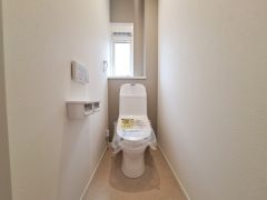 明るい光が差し込むトイレは、シンプルなデザインで清潔感があります。換気もしやすい窓付きで快適にご利用いただけます。