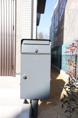 シンプルでモダンなデザインの宅配ボックスが設置されています。郵便物や荷物の受け取りが可能なため便利に利用できます。設置場所も工夫されており外観との調和が感じられます。防犯面にも配慮された仕様です。