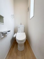2階にもトイレがあるため忙しい朝にも安心です。