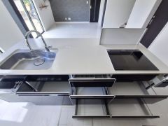 キッチンは収納スペースが豊富で調理道具やキッチン用品をすっきりと片付けられます。IHコンロとシンクがゆったり配置され作業効率にも配慮されています。
