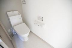 シンプルなデザインのトイレで清潔感があります。壁付けのリモコンが使いやすい位置に設置されています。スペースにも余裕が感じられ快適にご利用いただけます。ペーパーホルダーが2連タイプなので便利です。