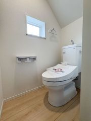トイレは窓がついており明るいです。