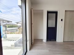 収納スペースがしっかりと確保されています。室内がすっきりと片付けやすい設計で無駄のない空間活用が可能です。収納扉の配置が使いやすさに配慮されています。