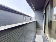 バルコニーはシンプルで手入れもしやすいデザインです。壁が高めに設計されており外からの視線にも配慮されています。屋根があるため雨の日でも安心です。