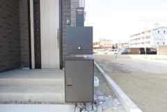 玄関前に設置されたポストと宅配ボックスが日々の荷物の受け取りをサポートします。シンプルなデザインで外観に調和しています。段差の少ないアプローチは出入りの際も安心です。