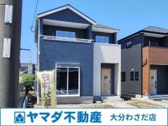 青空に映えるネイビーと白のモダンな外観が魅力の新築戸建です。陽光が差し込む明るいリビングで、心地よい新生活を始めませんか。
