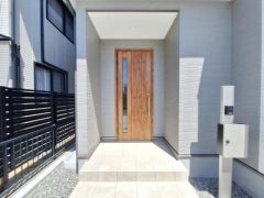 木目調の扉がアクセントとなり落ち着いた雰囲気を演出しています。段差が少なく出入りがしやすい設計です。