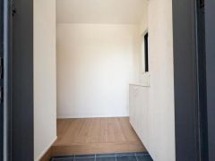 シンプルで清潔感のある玄関です。明るい色合いの床と壁が空間をすっきりと見せます。収納も十分に備わっており整理整頓しやすい設計です。窓からの採光で玄関内が明るく保たれます。