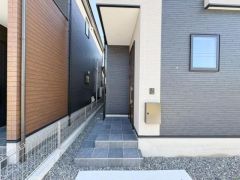 外壁と調和したモダンな色合いで落ち着いた雰囲気の玄関ポーチです。玄関ドアが横向きに配置されているため、正面から室内が見えにくいのも嬉しいポイントです。玄関は段差が少なくスムーズな出入りが可能です。