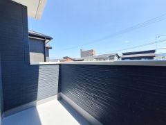 バルコニーは開放感のある設計で外の空気を楽しめるスペースです。周囲の景色を眺められる位置にあり陽当たりも良好です。床や壁の仕上げがシンプルで日々のお手入れもしやすいです。