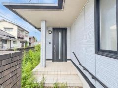 広々とした玄関スペースが印象的です。スロープや手すりが設置されており年代問わず安心して出入りできる設計です。