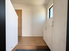 窓から自然光が入り、木目調の床がぬくもりを感じさせるナチュラルな玄関です。収納の上にはお花やお気に入りの小物を飾れて、帰宅時や来客時を彩れるのも魅力です。