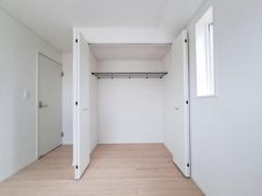 幅広い収納スペースが設置されているのでたくさんの衣類や荷物を整理整頓しやすいです。明るい色合いの室内により収納の中まで見やすいです。