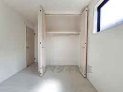 シンプルで使いやすい収納スペースが特徴です。扉が大きく開くため出し入れも容易に行えます。クローゼット内にはハンガーポールが設置されています。