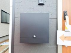 シンプルなデザインのポストが設置されています。壁面とカラーが調和しています。玄関横にあるためアクセスが良く、雨に濡れず使い勝手が良いです。ダイヤル式の鍵で管理も容易です。