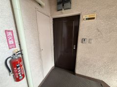 落ち着いたブラウンの玄関ドア。TVモニター付きインターホンで安心