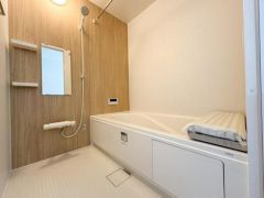 木目調のパネルがあたたかみを感じさせるバスルームです。バスタブはしっかりとしたスペースが確保されています。清潔感のある白を基調とした内装で快適にご利用いただけます。