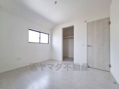 洋室全体が明るい雰囲気で統一されており清潔感のある室内です。クローゼットが備え付けられているため収納にも便利です。