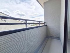 開放感のあるバルコニーは気軽に外の空気を楽しめます。すっきりとしたデザインで手入れもしやすい造りです。周囲の景色を眺められる位置にありますので毎日の気分転換にも活用いただけます。