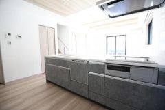 キッチンは広々としたレイアウトで作業スペースも確保されています。シンプルなデザインが空間全体をすっきりと見せています。窓から差し込む光が明るさを演出しています。