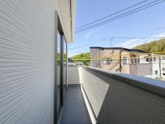 開放感のあるバルコニーは日当たりが良好で快適に利用できます。周囲の景色も見渡せる設計です。スッキリとした壁面デザインが特徴的です。窓からのアクセスもスムーズです。