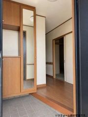 玄関には大きな鏡付きのシューズボックスが設置されており実用性とデザイン性を兼ね備えています。段差も低く使い勝手の良い設計です。