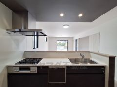 カウンター付きのキッチンが開放感のある空間を演出します。窓からの自然光が明るさをプラスしています。広々としたキッチンで作業スペースも豊富です。