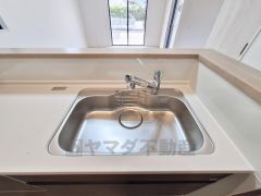 洗面台は収納スペースが充実しており使い勝手の良いデザインです。三面鏡が備わっているのでお手入れも便利に行えます。明るい空間で清潔感のある洗面所です。