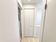 2階ホールには収納スペースがあります。