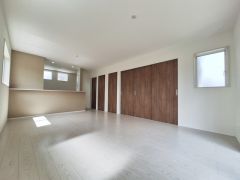 圧倒的な開放感と明るさが魅力のリビングです。キッチンとひと続きにすることで空間がさらに広く見え、家族の一体感が高まります。料理中もリビングに光が差し込み、いつでも清潔で洗練された印象を与えます。