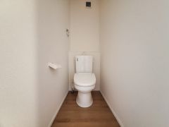 明るい色合いの壁と床が清潔感を演出しています。シンプルなデザインでお手入れもしやすそうです。使い勝手を考えた配置が特徴的です。限られたスペースを有効に活用しています。