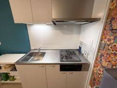 2口コンロと収納を備えた、使い勝手の良いキッチン