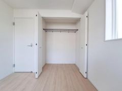 シンプルで使いやすい収納スペースが備わっています。クローゼットは開放感があり荷物の整理がしやすいデザインです。ナチュラルな床材が明るさを演出しすっきりとした空間です。