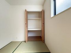 シンプルなデザインの収納スペースが設けられており室内がすっきりとした印象です。棚が2段あり整理整頓に役立ちます。開き戸タイプで物の出し入れもスムーズです。窓があるため明るい空間となっています。