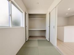 押入れが備え付けられており使い勝手の良い空間です。