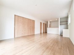 明るく開放感のあるリビングです。ナチュラルな木目調の床と建具が空間に温かみを与えます。複数の収納スペースが設けられておりすっきりとした印象です。キッチンとのつながりも良好で使い勝手の良い間取りです。