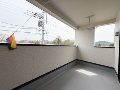 バルコニーは屋根付きで急な雨でも安心です。