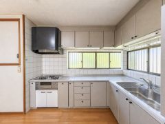 L字型のレイアウトで作業がしやすいのも特徴です。 作業スペースも広々としています。