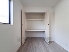 シンプルなデザインの収納スペースが備わっています。使いやすい棚が設けられており整理整頓がしやすいです。ナチュラルなフローリングとの調和も魅力です。開閉しやすい扉で収納へのアクセスも便利です。