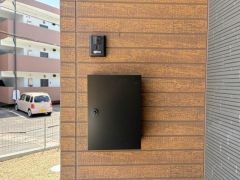 シンプルでスマートな印象の玄関周りです。配達ボックスが設置されており利便性があります。インターホンも備え付けられています。外壁のデザインがアクセントになっています。