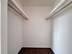両側にハンガーパイプと棚が設けられているため収納力がしっかりと確保されています。無駄のないシンプルな設計で使いやすさに配慮されています。奥行きも十分あり荷物の整理や衣類の収納に便利です。