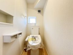 1階トイレ。小窓もあり換気良好です。