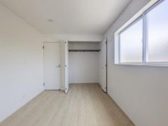 明るい光が差し込む洋室には、シンプルなデザインが特徴のクローゼットが付いており、収納も充実しています。