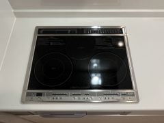 お手入れも楽々な3口IHクッキングヒーター。火を使わず安全です。