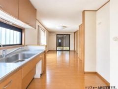 窓から光が差し込む明るいキッチンです。リビングまで見渡せる開放的なレイアウトです。