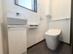 清潔感のあるトイレ空間です。手洗い場が付いており使い勝手にも配慮されています。明るい窓が設置されているため換気もしやすい環境です。収納スペースもあり日用品の整理に便利です。