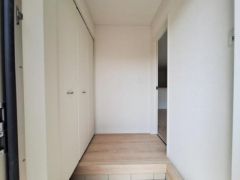玄関は明るい色合いで清潔感があります。収納スペースが備えられており実用的にご利用いただけます。段差が低めなので出入りしやすい構造です。壁や床の仕上げもシンプルでさまざまなインテリアと調和します。