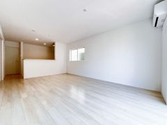 白を基調とした明るい17帖LDK。対面キッチンで会話も弾みます。